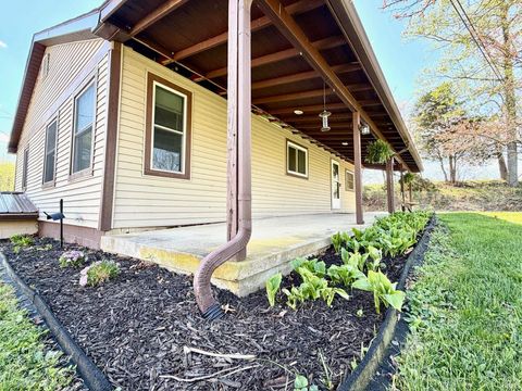 Tiny photo for 702 Pinhook Road, Bedford, IN 47421 (MLS # 202612514)