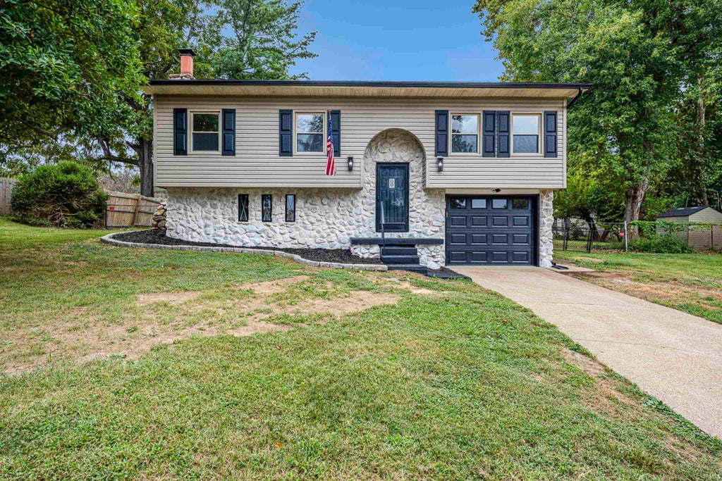 Photo of 7255 Oakdale Drive, Newburgh, IN 47630 (MLS # 202639609)