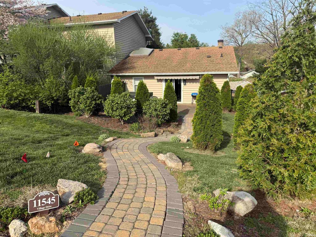 Photo of 11545 Village Drive, Evansville, IN 47725 (MLS # 202620077)