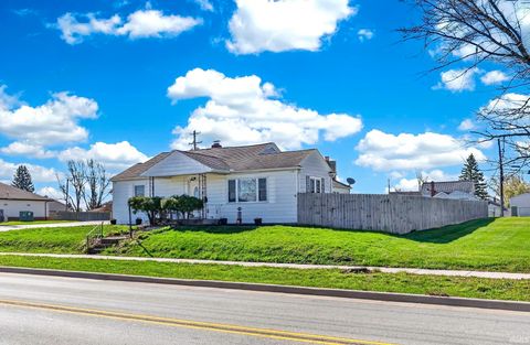 Photo of 817 E Main Street, Greentown, IN 46936 (MLS # 202612290)