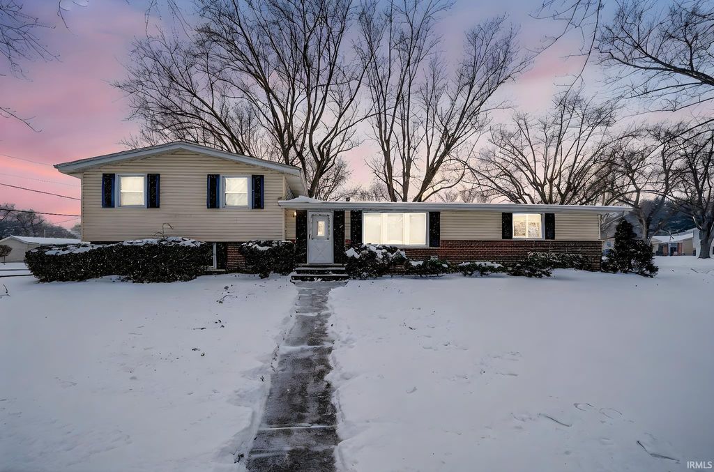 Photo of 1519 Brookwood Drive, Elkhart, IN 46514 (MLS # 202602571)