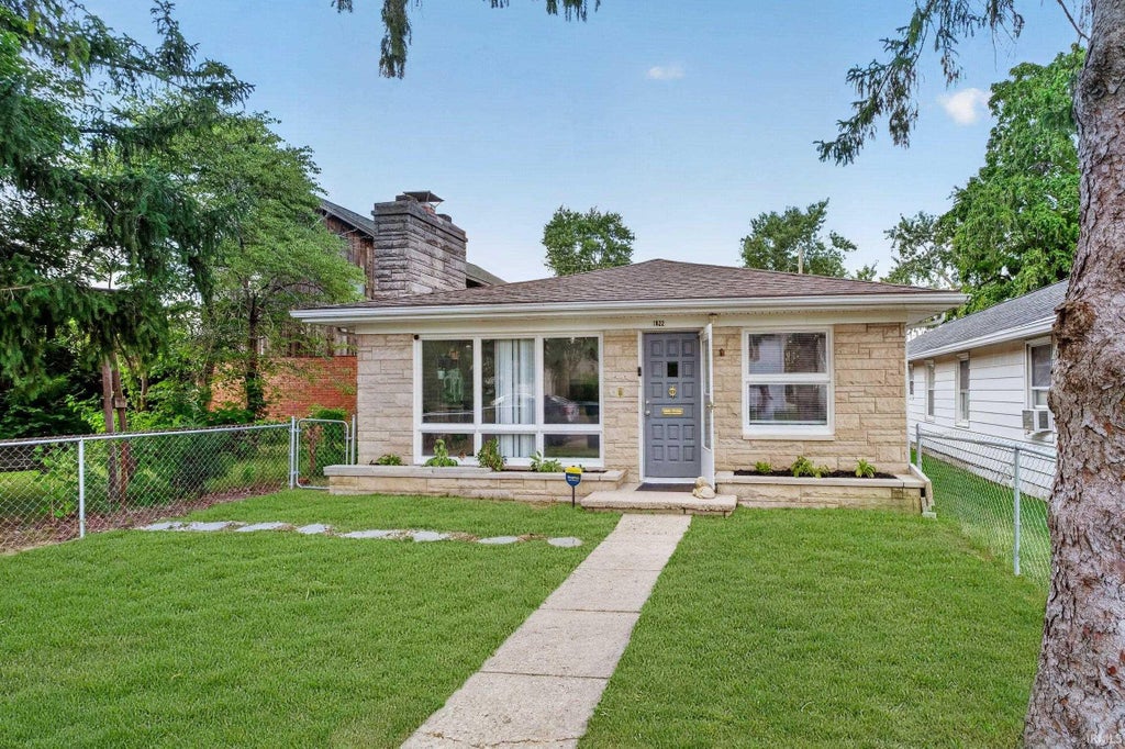 Photo of 1022 W Abbott Street, Muncie, IN 47304 (MLS # 202630175)