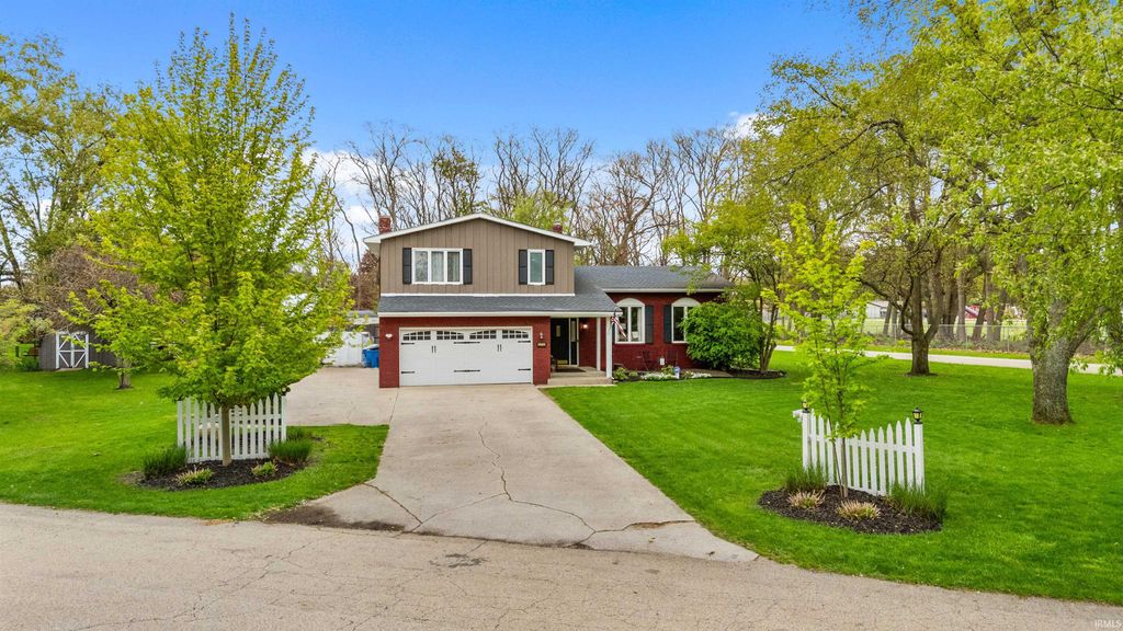 Photo of 53040 Glenmoor Street, Elkhart, IN 46514 (MLS # 202616077)