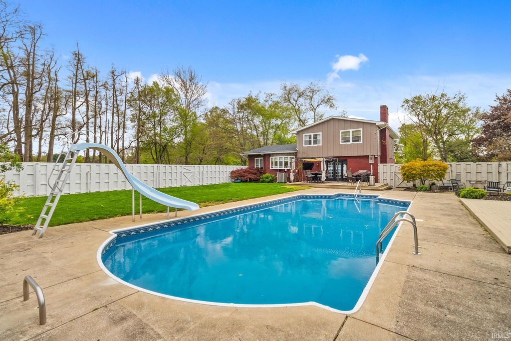 Photo of 53040 Glenmoor Street, Elkhart, IN 46514 (MLS # 202616077)