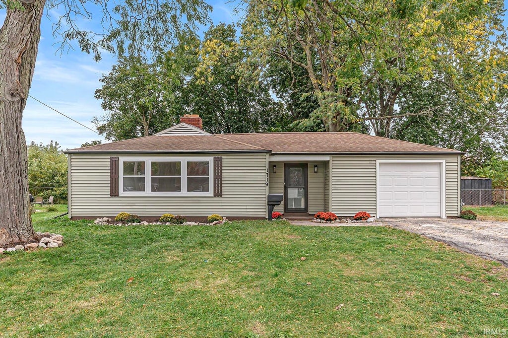 Photo of 1719 Hilltop Drive, South Bend, IN 46614 (MLS # 202643187)
