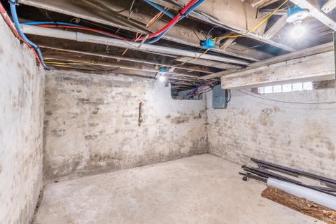 Tiny photo for 929 E Berry Street, Fort Wayne, IN 46803 (MLS # 202628956)