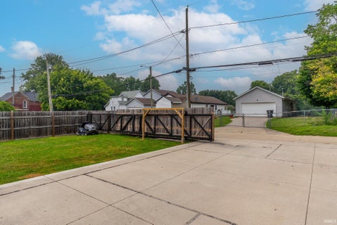 Tiny photo for 929 E Berry Street, Fort Wayne, IN 46803 (MLS # 202628956)