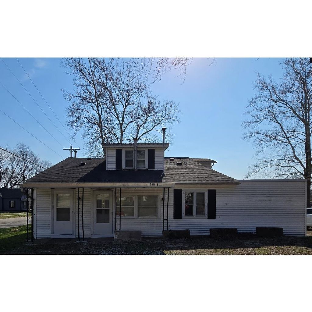 Photo of 100, 101a-101b Market St. Street, Williamsport, IN 47993 (MLS # 202609529)