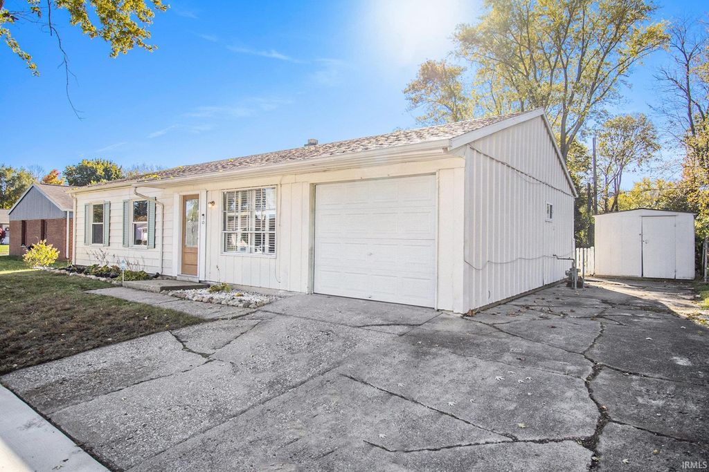 Photo of 1512 Southlea Drive, South Bend, IN 46628 (MLS # 202544160)