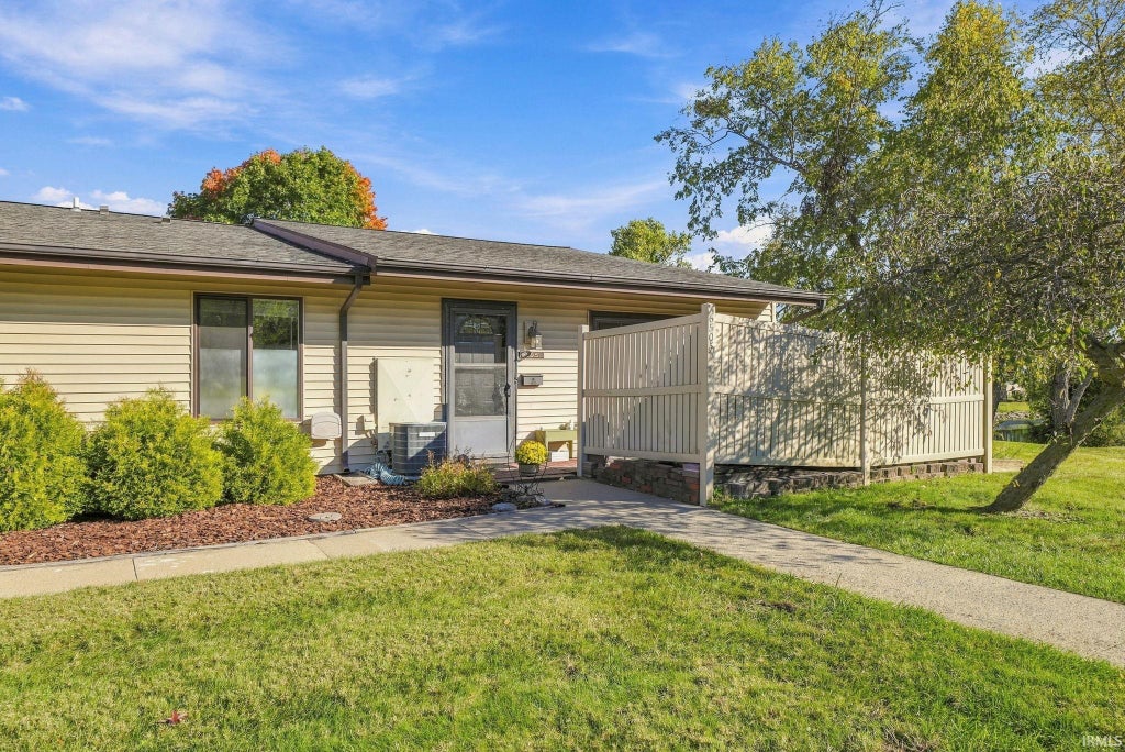 Photo of 6505 Hill Rise Drive, Fort Wayne, IN 46804 (MLS # 202643381)