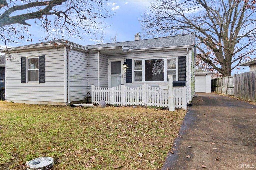 Photo of 1509 S Saint James Boulevard, Evansville, IN 47714 (MLS # 202549701)