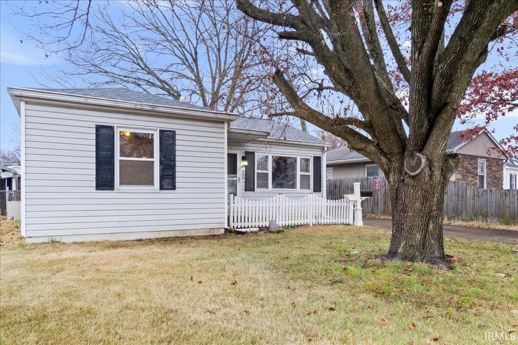 Photo of 1509 S Saint James Boulevard, Evansville, IN 47714 (MLS # 202549701)