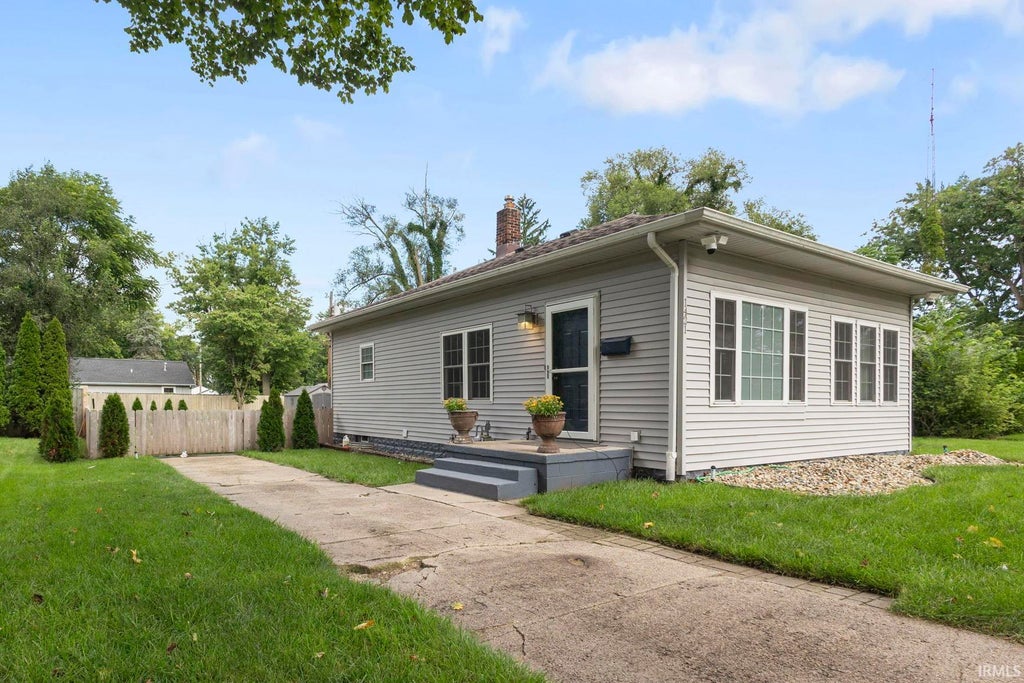 Photo of 1421 Chalfant Street, South Bend, IN 46617 (MLS # 202633881)