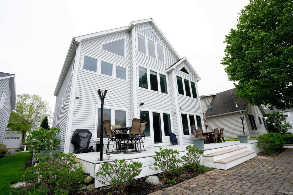 Photo of 10327 N Leeland Lane, Syracuse, IN 46567 (MLS # 202615581)