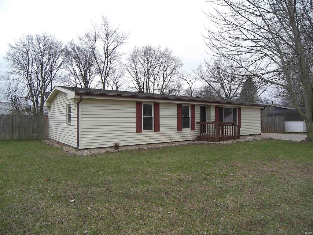 Photo of 1307 Greenhill Drive, Warsaw, IN 46580 (MLS # 202610424)