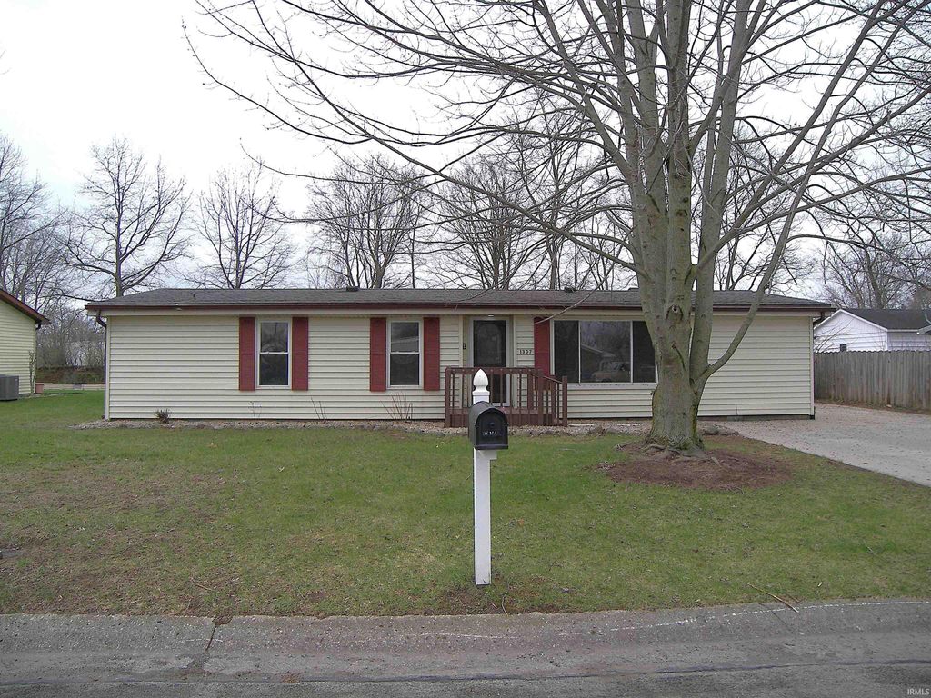 Photo of 1307 Greenhill Drive, Warsaw, IN 46580 (MLS # 202610424)