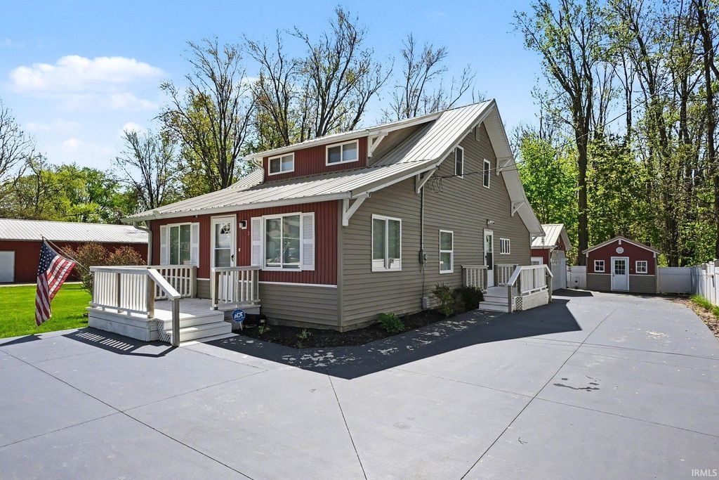 Photo of 8629 E Hatchery Road, Syracuse, IN 46567 (MLS # 202616532)