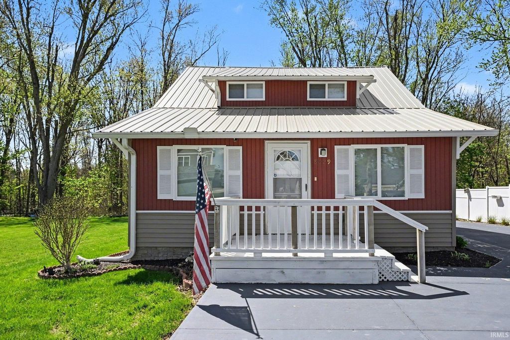 Photo of 8629 E Hatchery Road, Syracuse, IN 46567 (MLS # 202616532)