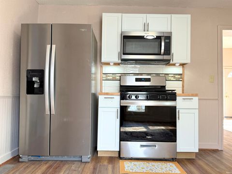 Tiny photo for 172 N Main Street, Andrews, IN 46702 (MLS # 202604142)