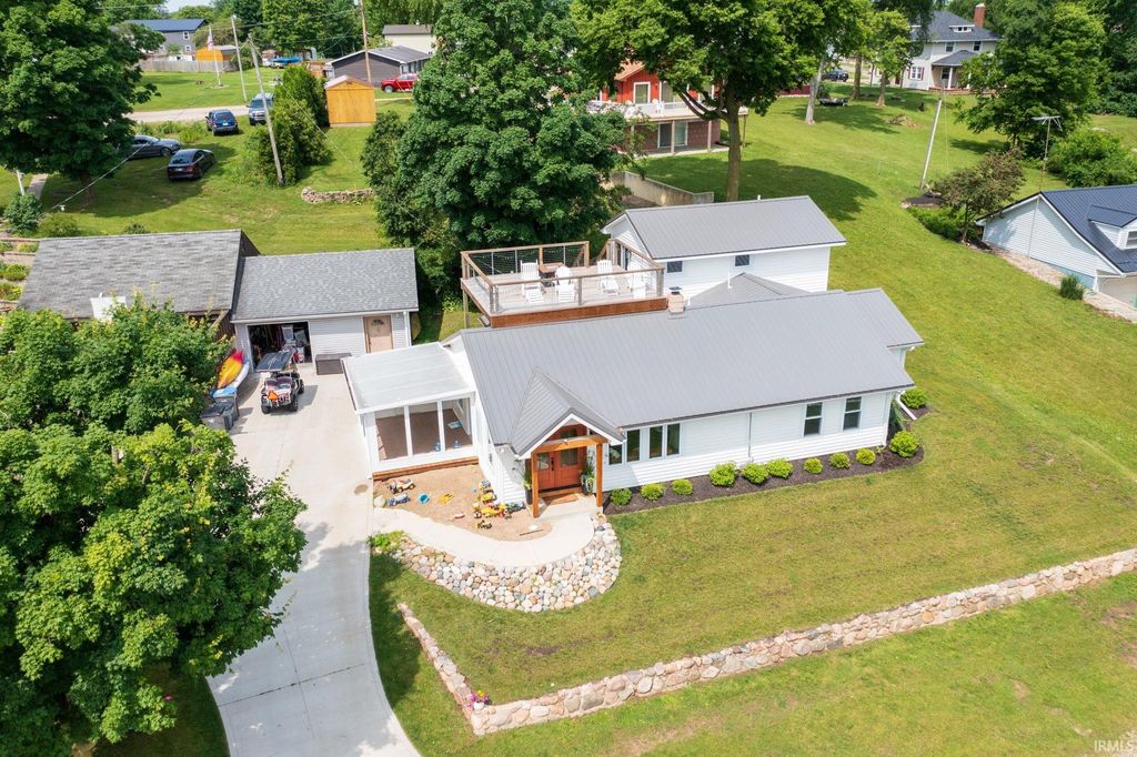 Photo of 9061 E Hatchery Road, Syracuse, IN 46567 (MLS # 202608265)