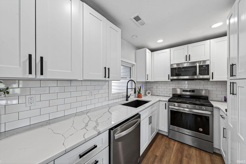 Photo of 9061 E Hatchery Road, Syracuse, IN 46567 (MLS # 202608265)