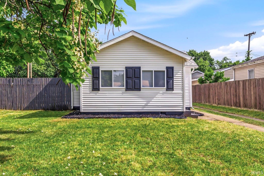 Photo of 914 W Marion Street, Mishawaka, IN 46545 (MLS # 202622038)