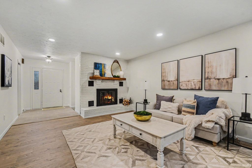 Photo of 653 Bay View Drive, Mishawaka, IN 46544 (MLS # 202603265)