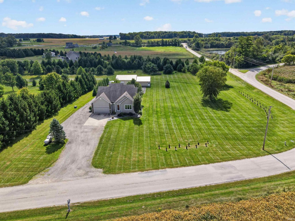 Photo of 3497 W Keiser Road, South Whitley, IN 46787 (MLS # 202640773)