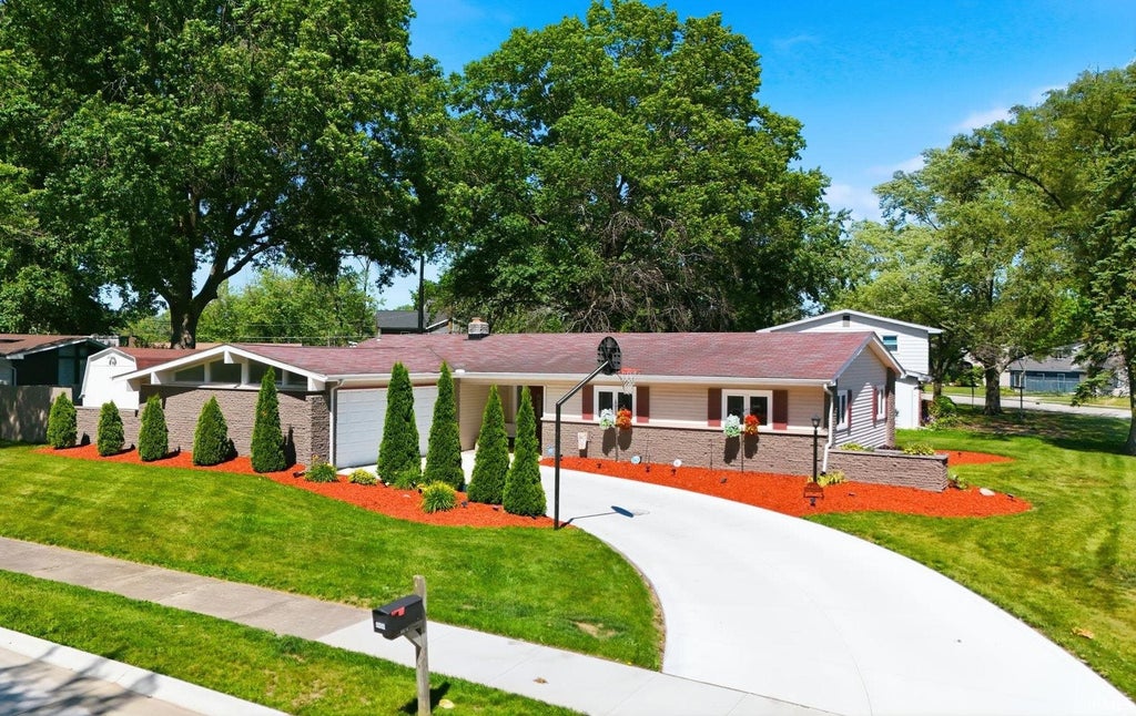 Photo of 4408 Imperial Court, Fort Wayne, IN 46835 (MLS # 202625685)