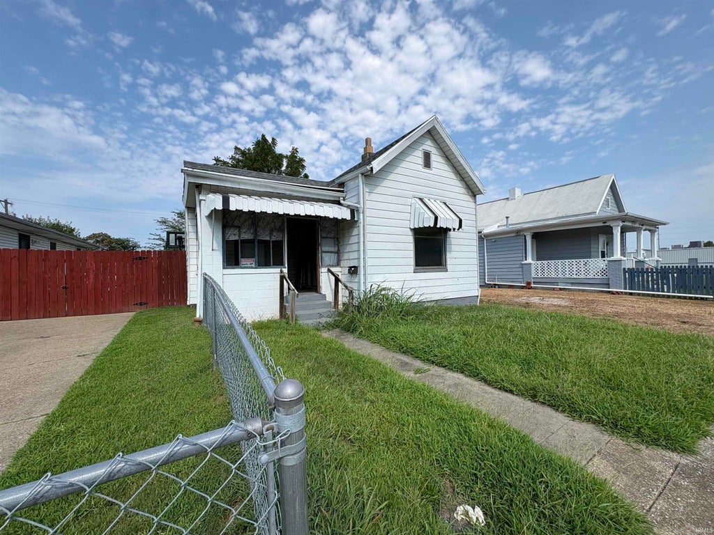 Photo of 433 S Evans Avenue, Evansville, IN 47713 (MLS # 202633004)