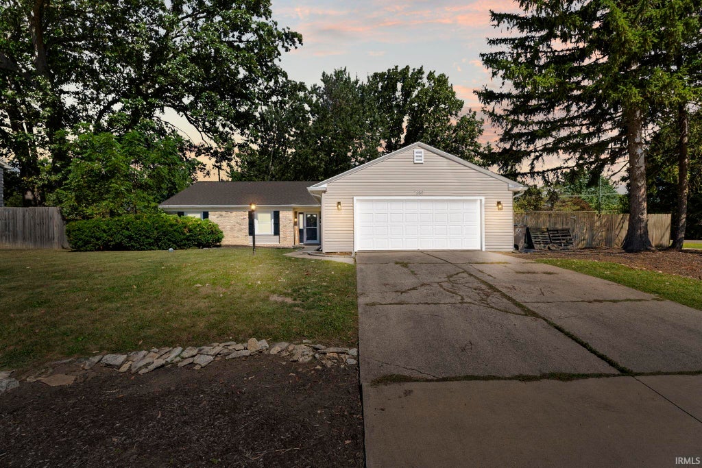 Photo of 7339 Bellwood Drive, Fort Wayne, IN 46815 (MLS # 202641476)