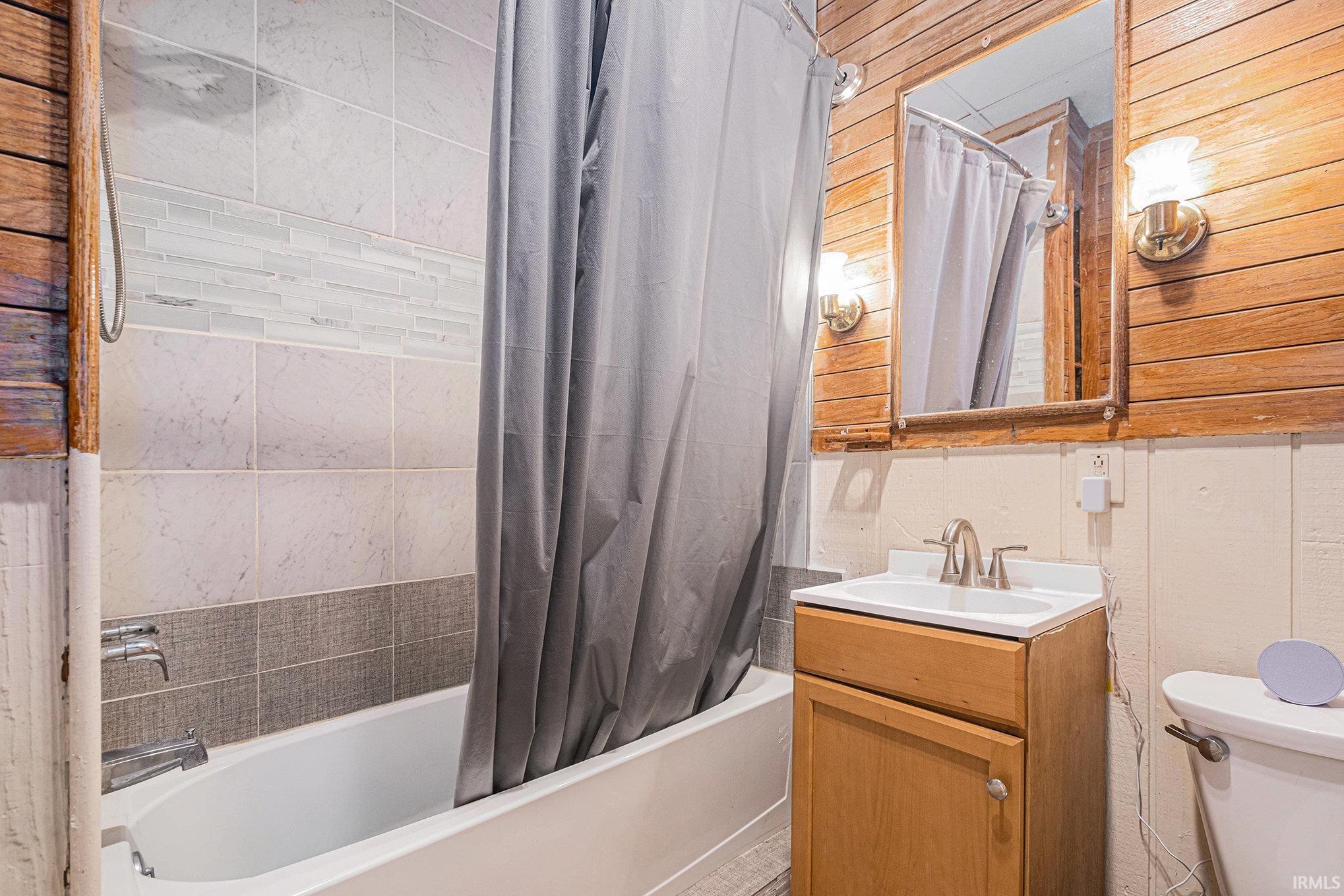 Elkhart, Indiana 46514, United States, 5 Bedrooms Bedrooms, ,2 BathroomsBathrooms,Residential,Active,83762