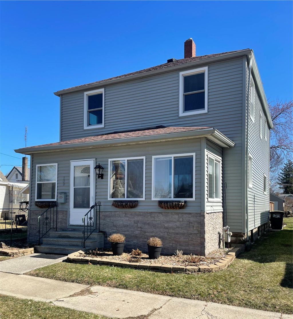 Photo of 209 Clark Street, Kendallville, IN 46755 (MLS # 202607554)