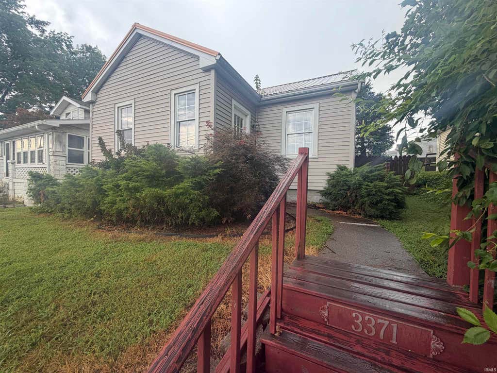 Photo of 3371 W Franklin Street, Evansville, IN 47712 (MLS # 202633075)