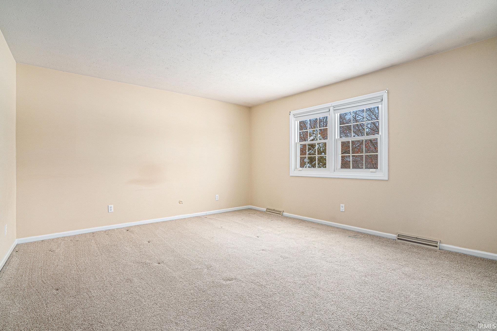 Granger, Indiana 46530, United States, 4 Bedrooms Bedrooms, ,3 BathroomsBathrooms,Residential,Pending,250928