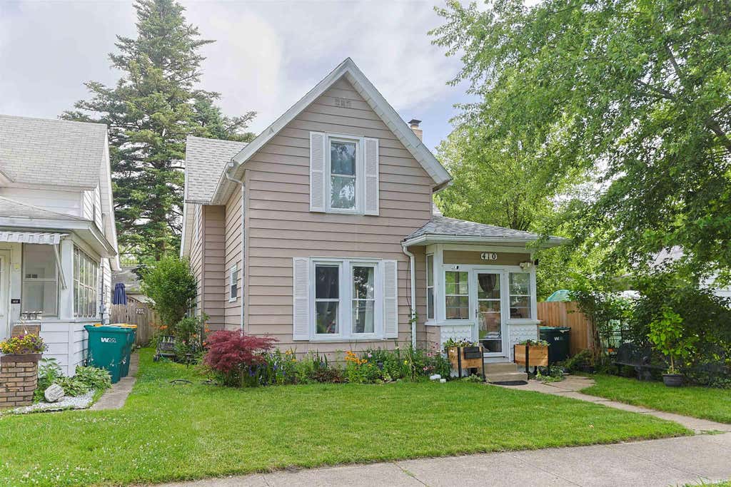 Photo of 410 W Lawrence Street, Mishawaka, IN 46545 (MLS # 202626078)