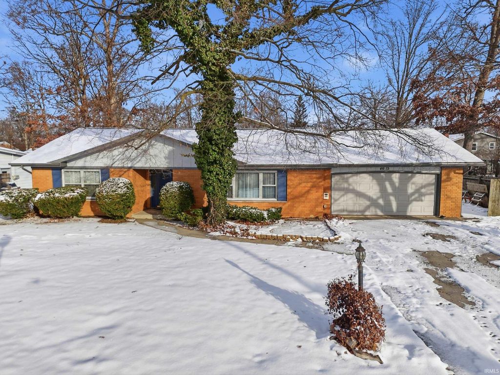 Photo of 4615 Fairlawn Pass, Fort Wayne, IN 46815 (MLS # 202548448)