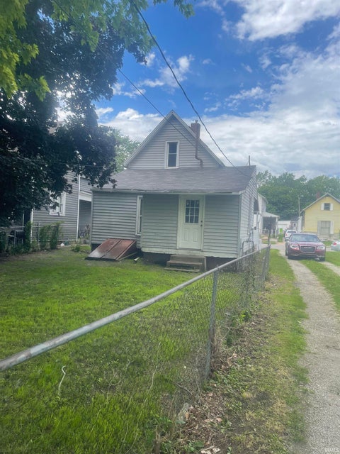 Tiny photo for 223 W Ottawa Street, Logansport, IN 46947 (MLS # 202623857)