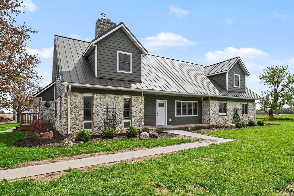 Photo of 8276 S 600 W Road, Claypool, IN 46510 (MLS # 202613808)