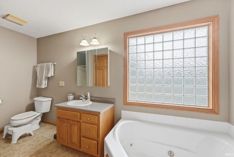 Tiny photo for 6875 W Maple Grove Road, Huntington, IN 46750 (MLS # 202642106)