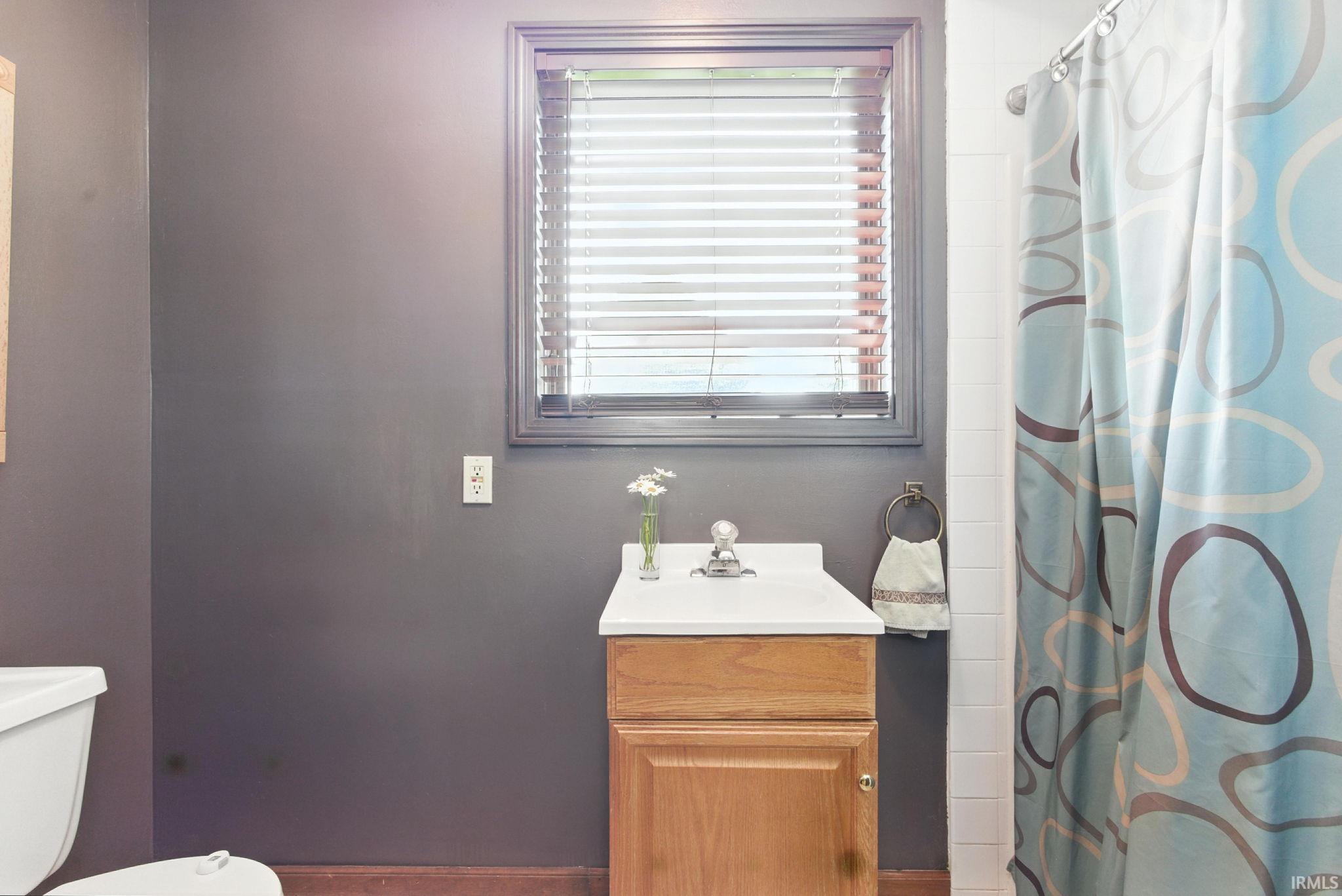 Mishawaka, Indiana 46544, United States, 5 Bedrooms Bedrooms, ,3 BathroomsBathrooms,Residential,Pending,214228