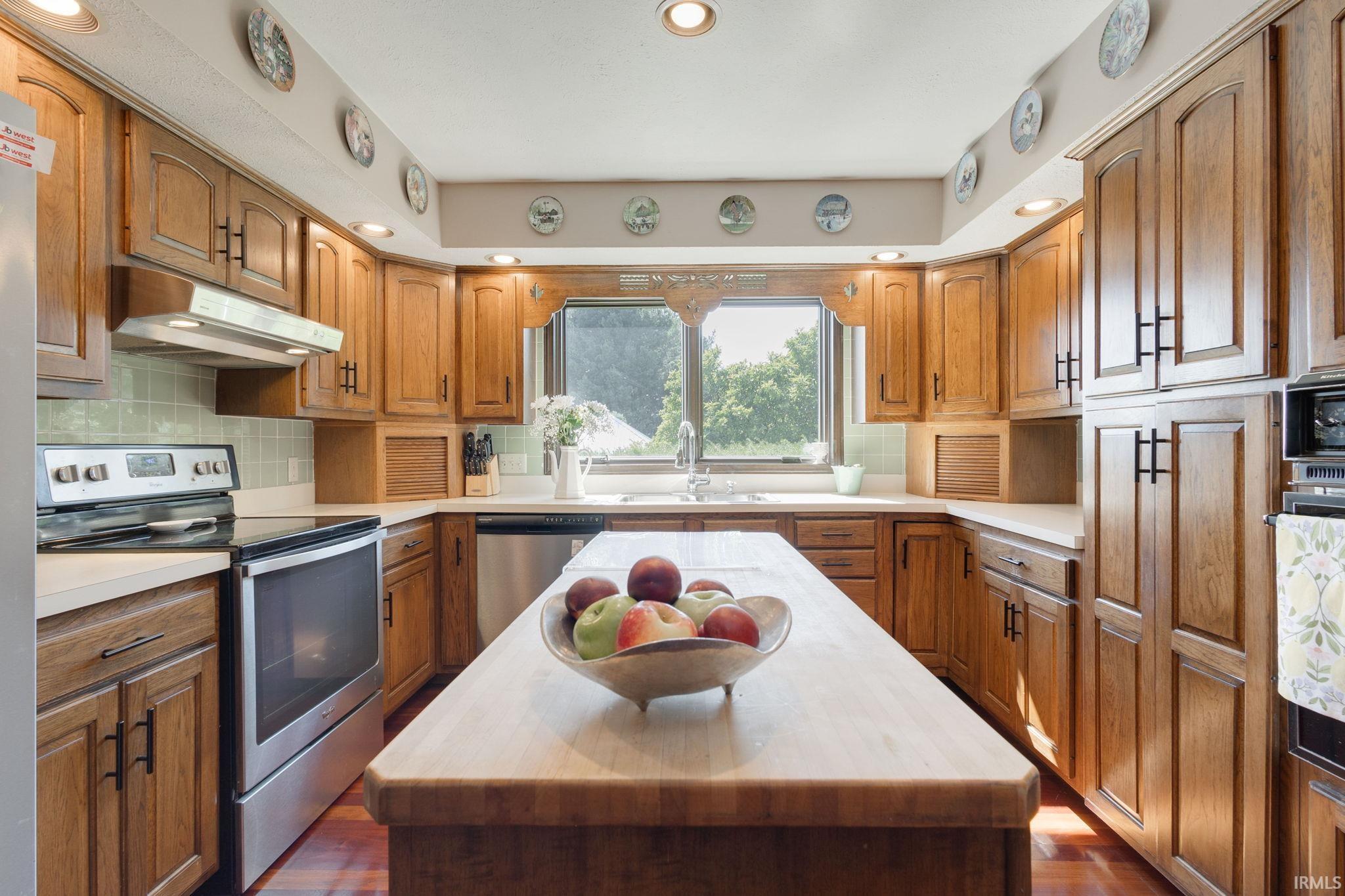 Mishawaka, Indiana 46544, United States, 5 Bedrooms Bedrooms, ,3 BathroomsBathrooms,Residential,Pending,214228