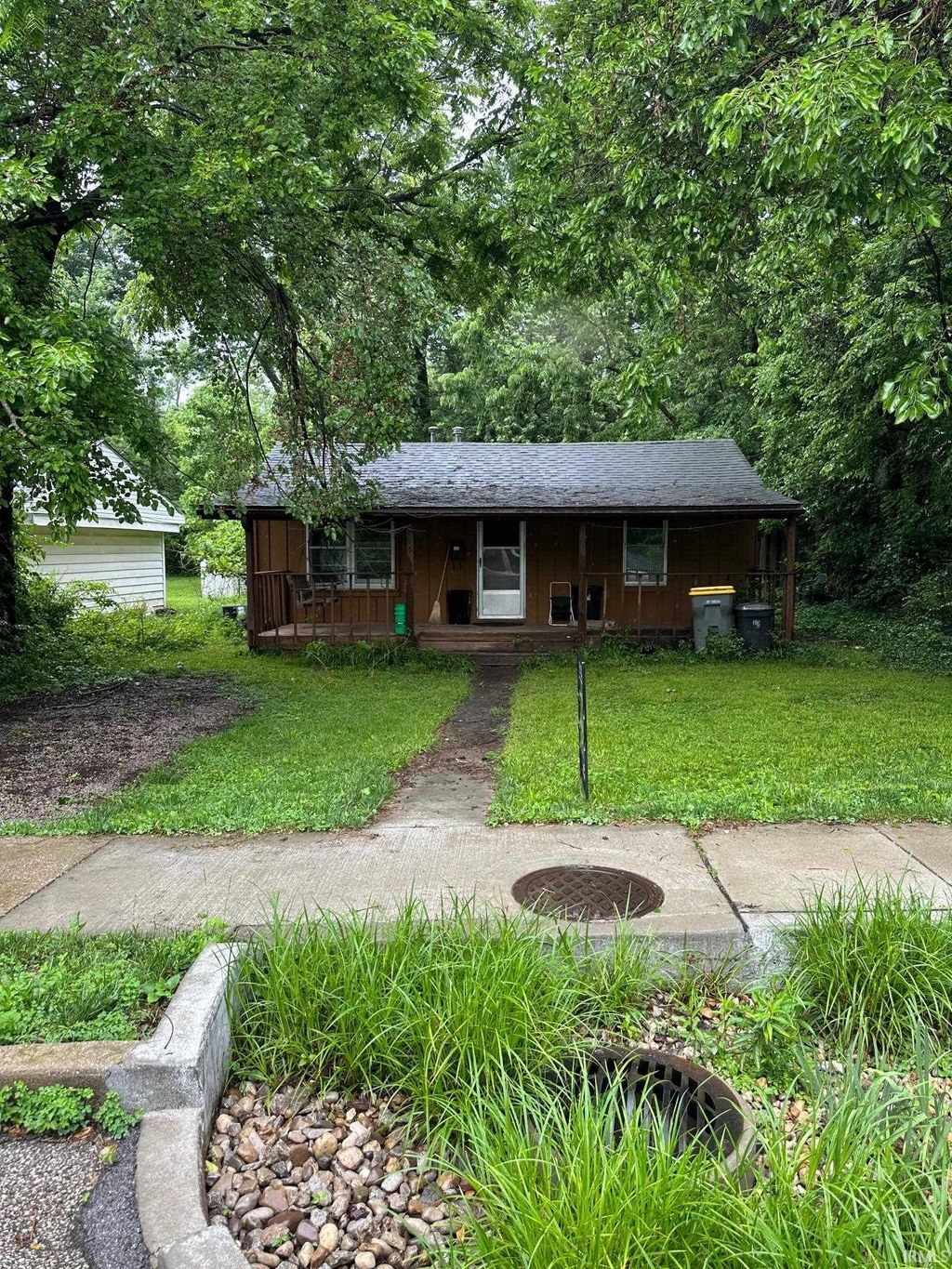 Photo of 716 W Allen Street, Bloomington, IN 47403 (MLS # 202619518)