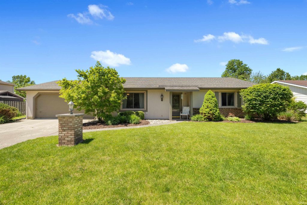 Photo of 9812 Silver Shore Court, Fort Wayne, IN 46804 (MLS # 202619584)