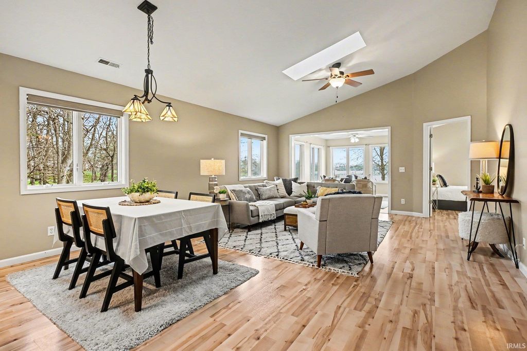 Photo of 800 E Arthur Street #H4, Warsaw, IN 46580 (MLS # 202613259)