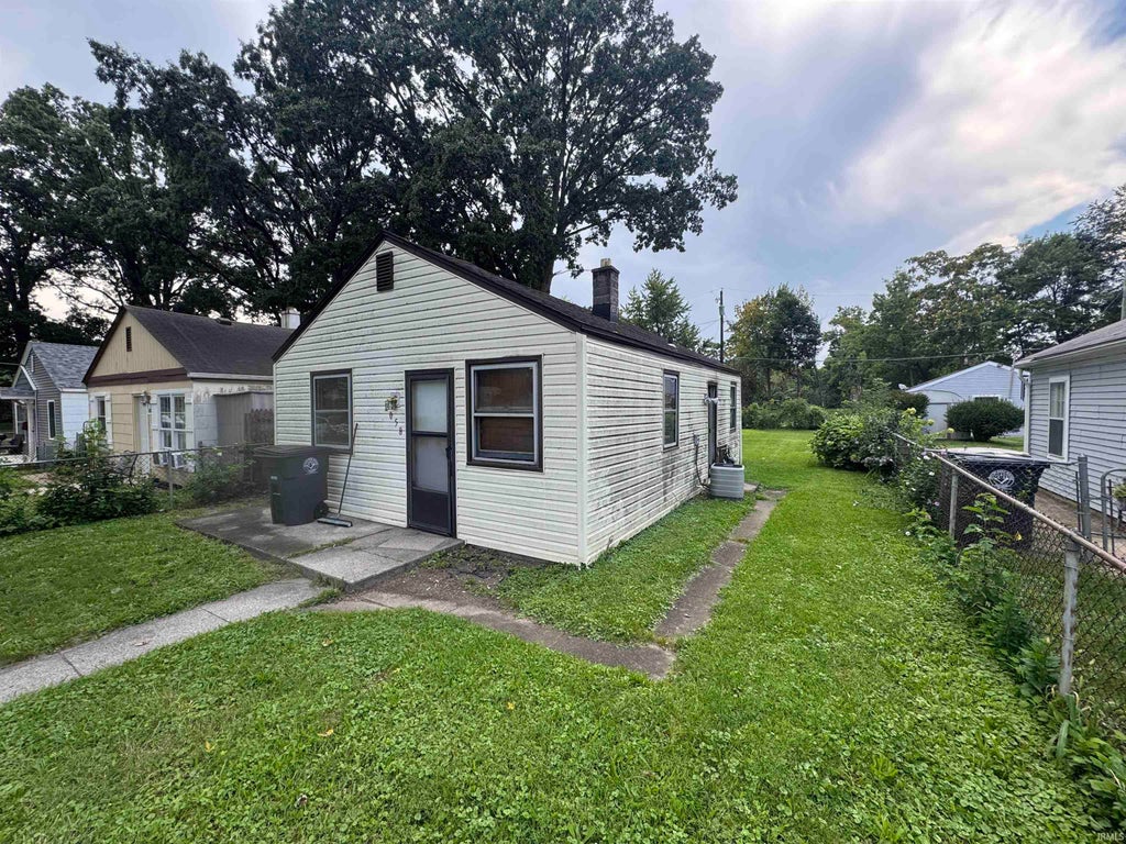 Photo of 2058 Pauline Street, Fort Wayne, IN 46802 (MLS # 202635117)