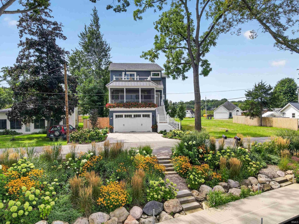 Photo of 6031 E Pickwick Road, Syracuse, IN 46567 (MLS # 202632221)