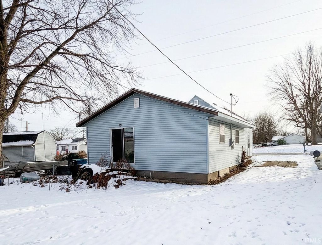Photo of 419 E Chestnut Street, Hartford City, IN 47348 (MLS # 202547533)