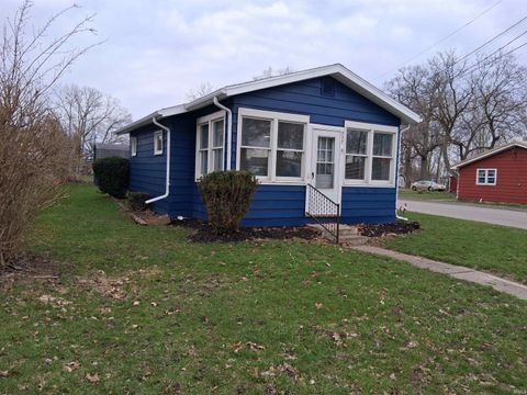 Photo of 717 N Park Street, Warsaw, IN 46580 (MLS # 202608488)
