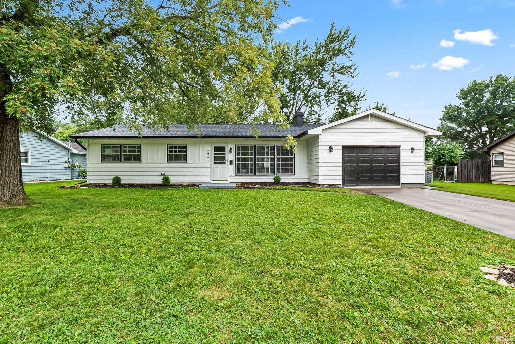 Photo of 7520 Kingsway Drive, Fort Wayne, IN 46819 (MLS # 202636044)